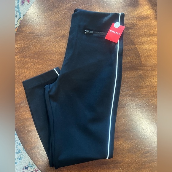 Spanx Women's Black Slim Fit Pants- Medium Petite New With Tags - Picture 5 of 5